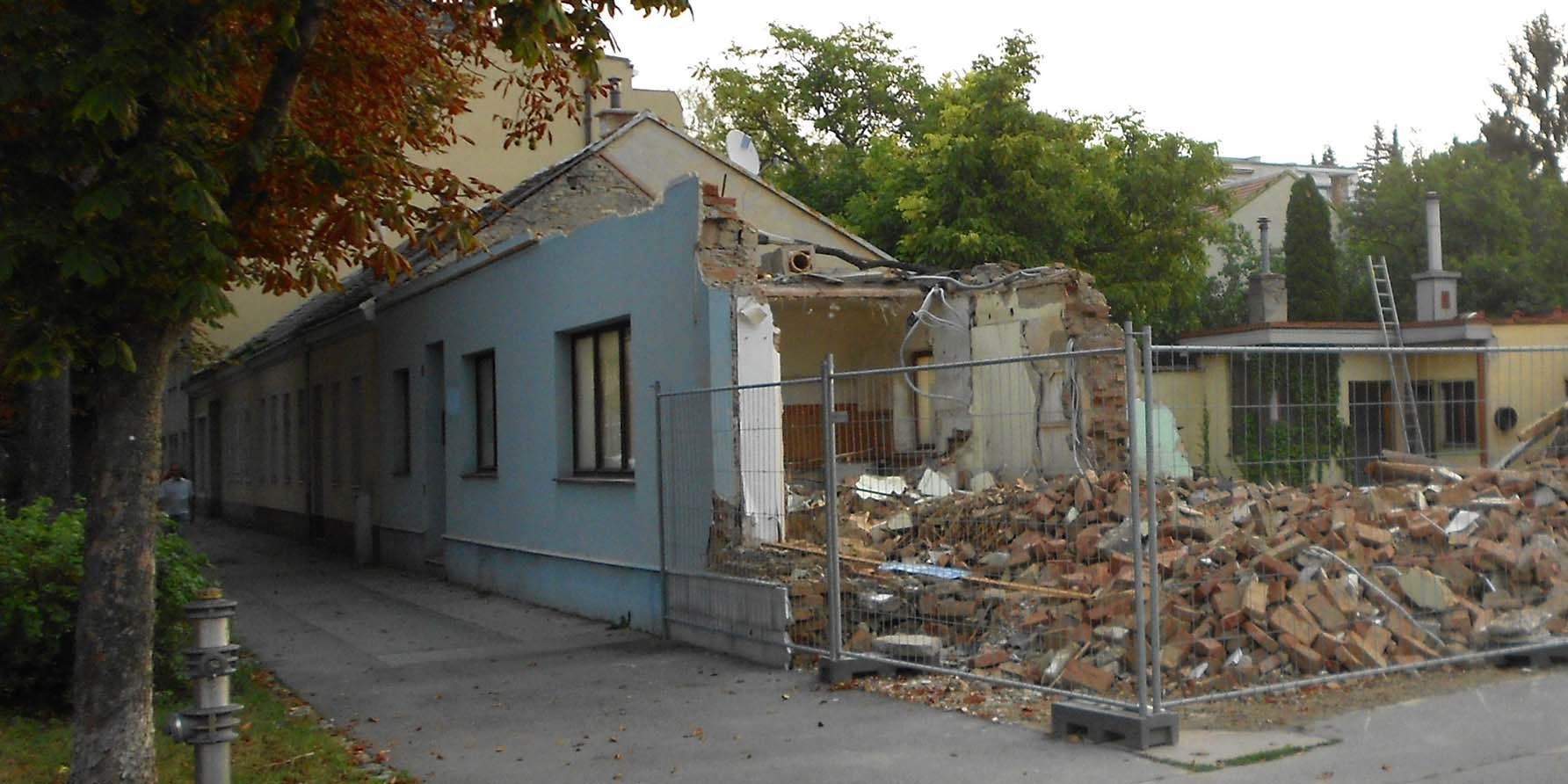 Haus, das teilweise abgerissen ist mit Bauzaun
