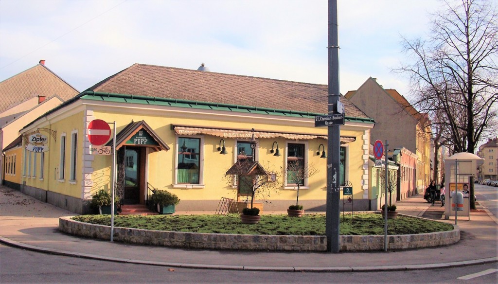 Niedriges Gebäude am Straßenrand