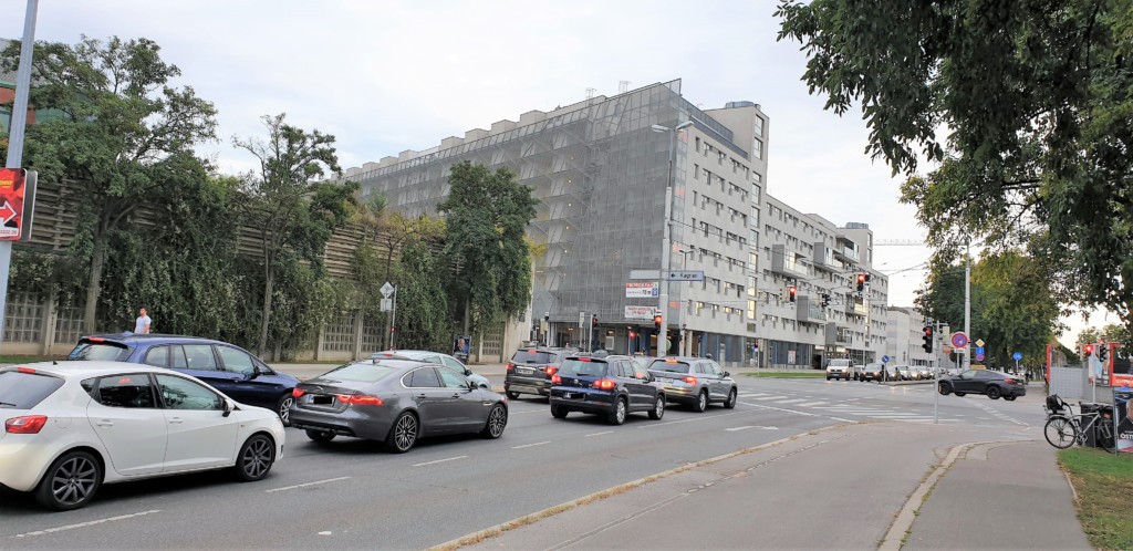 Straßenkreuzung mit vielen Spuren.