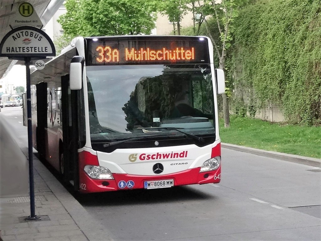 Bus 33A in derHaltestelle
