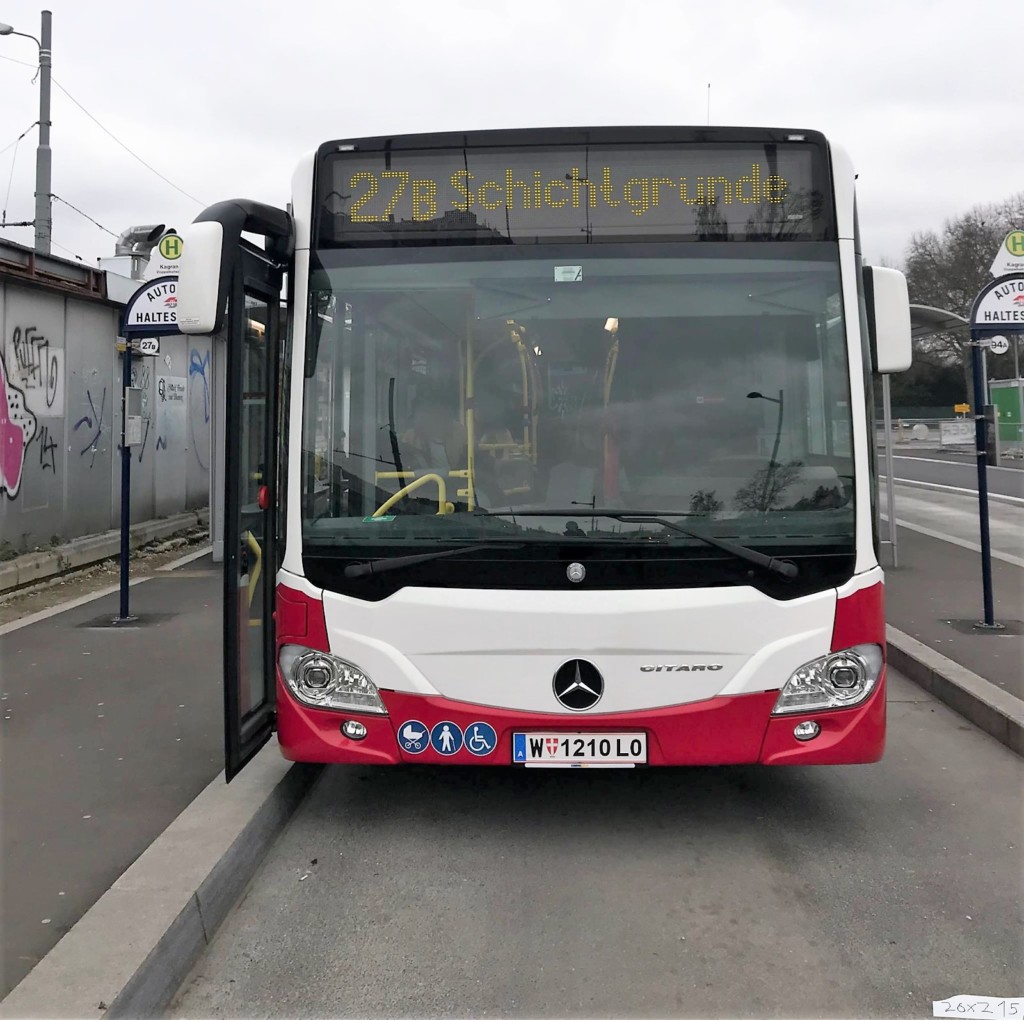 Bus der Wiener Linien mit der Aufschrift "Schichtgründe" (Fotomontage)
