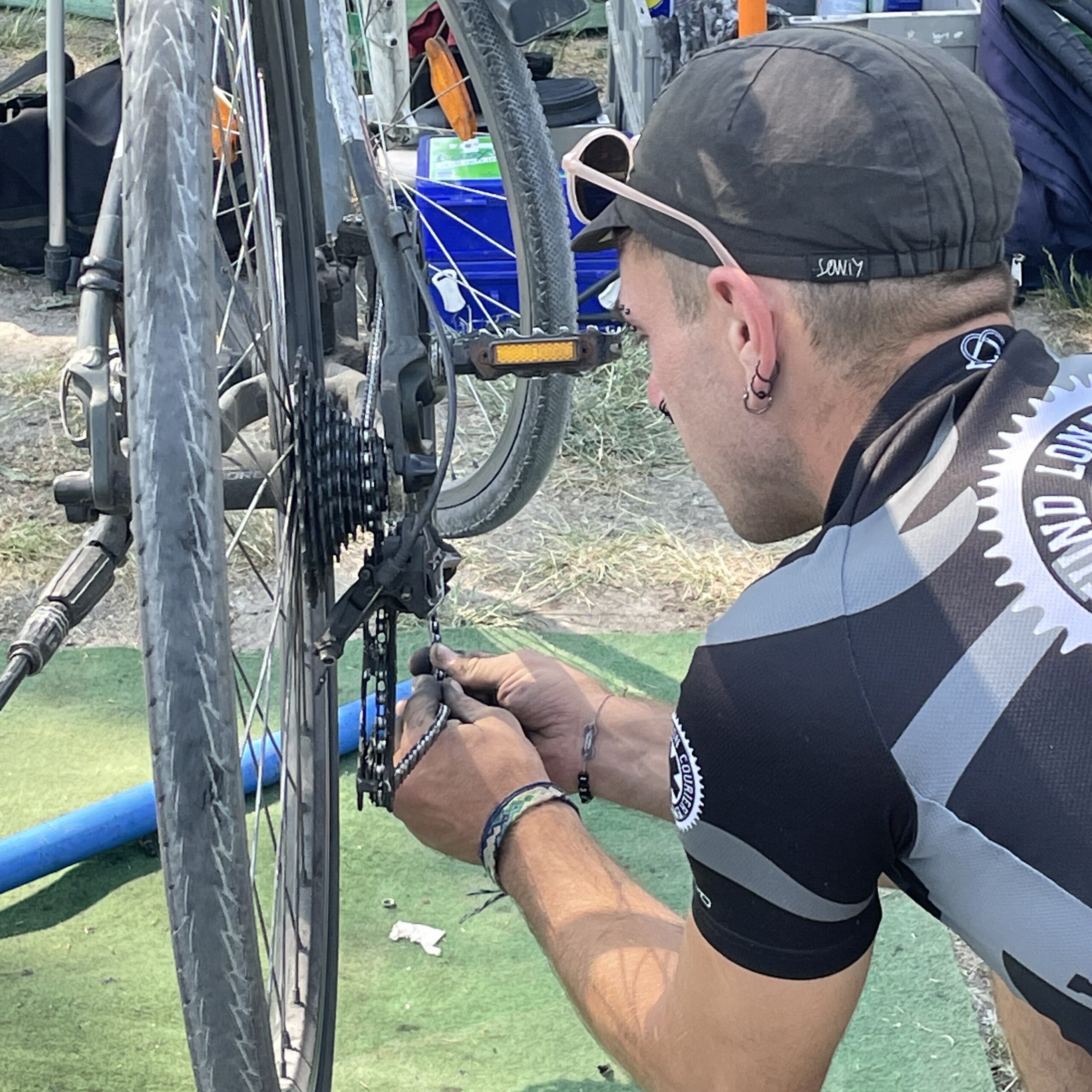 Mechaniker repariert ein fahrrad