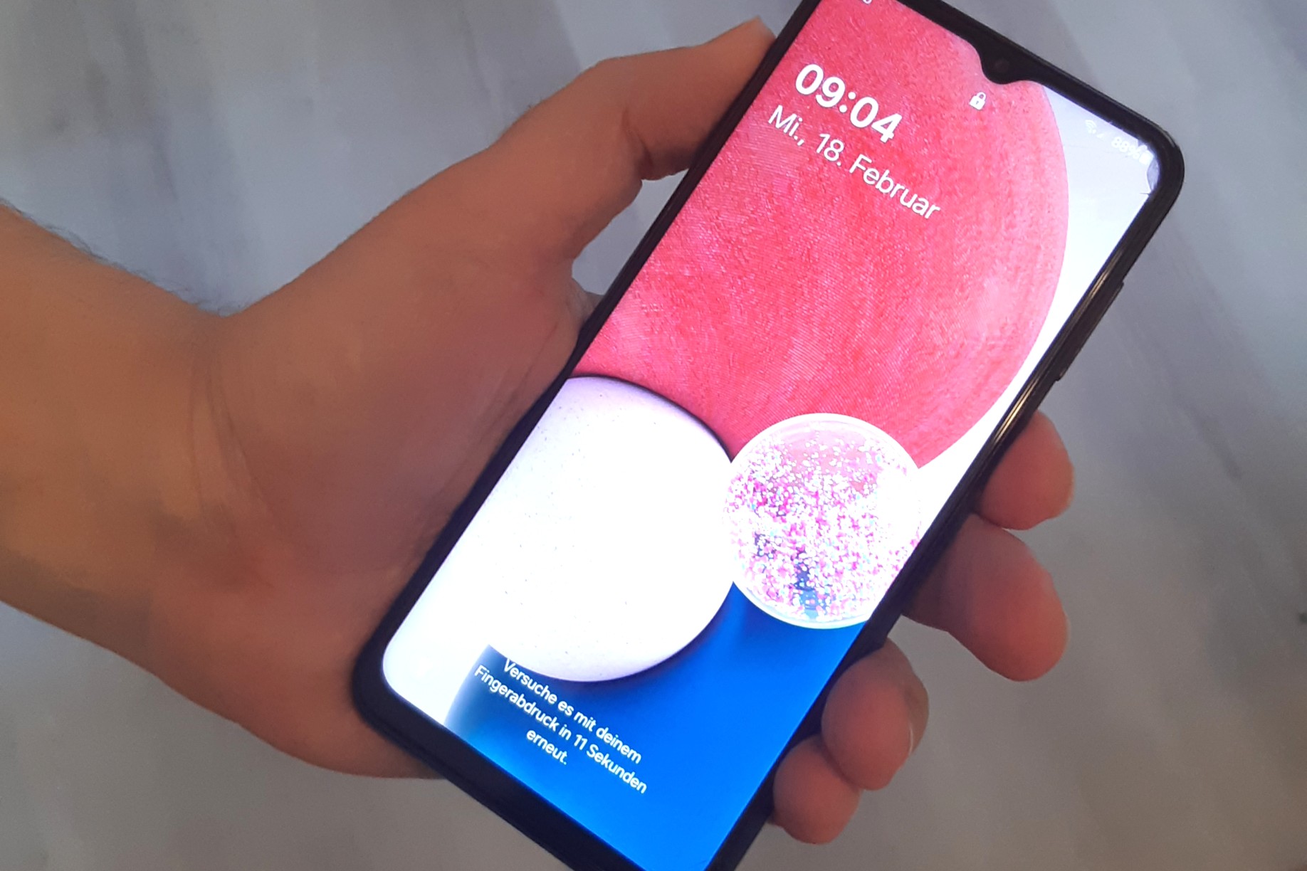 Ein Handy wird in einer Hand gehalten