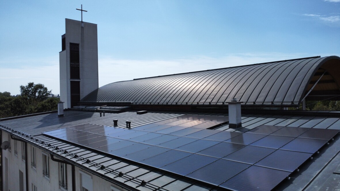 Photovoltaikanlage am Dach einer Kirche